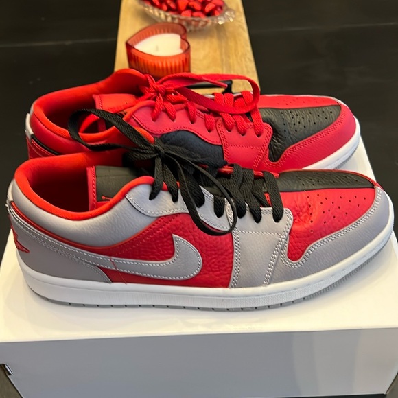 Jordan 1 Low SE “Joker” red/cement grey/black. Men’s 9 / Women’s 10.5
Mint - Picture 2 of 8